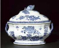 Qianlong A blue and white shaped tureen and cover